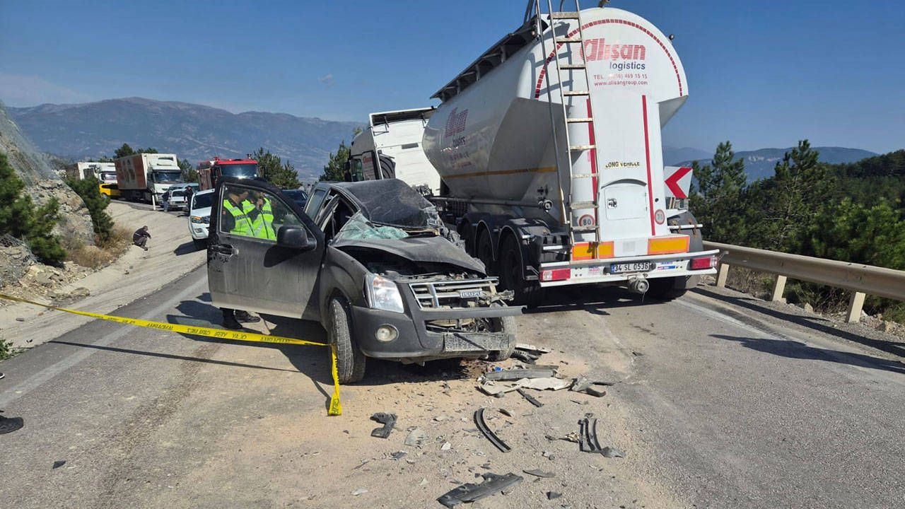 Bolu’da feci kaza: TIR ile pikap çarpıştı, 1 kişi hayatını kaybetti