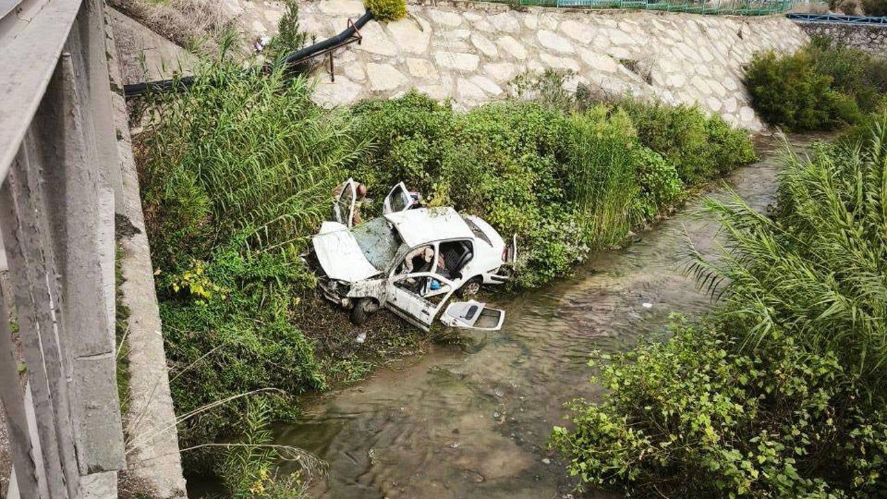 Antakya'da otomobil dereye düştü: 3 kişi yaralandı